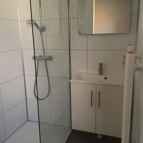 Funktionales Badezimmer mit begehbarer Dusche